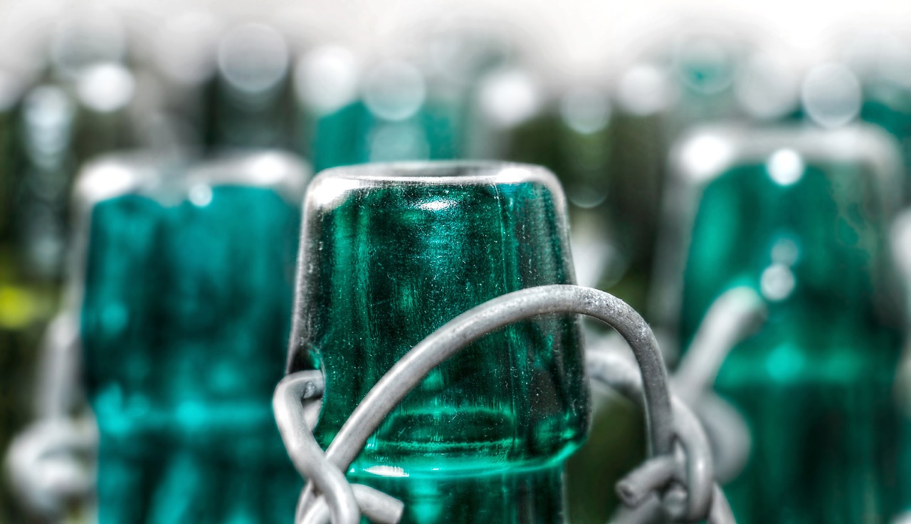 Duurzame metalen kaarsenhouders met zachte verlichting. Duurzame metalen kaarsenhouders met zachte verlichting.