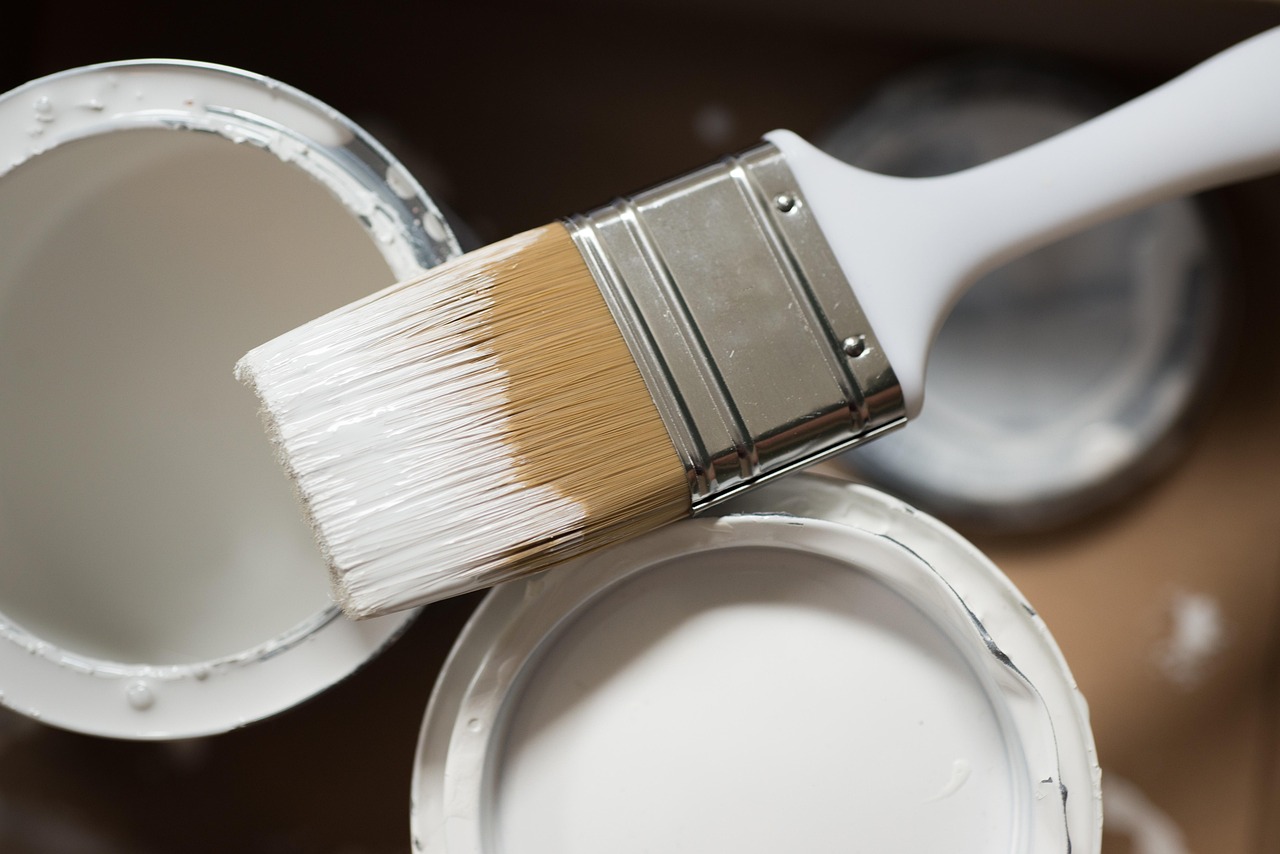 Kleurrijke zelfgemaakte wandkunst van gerecycled materiaal.