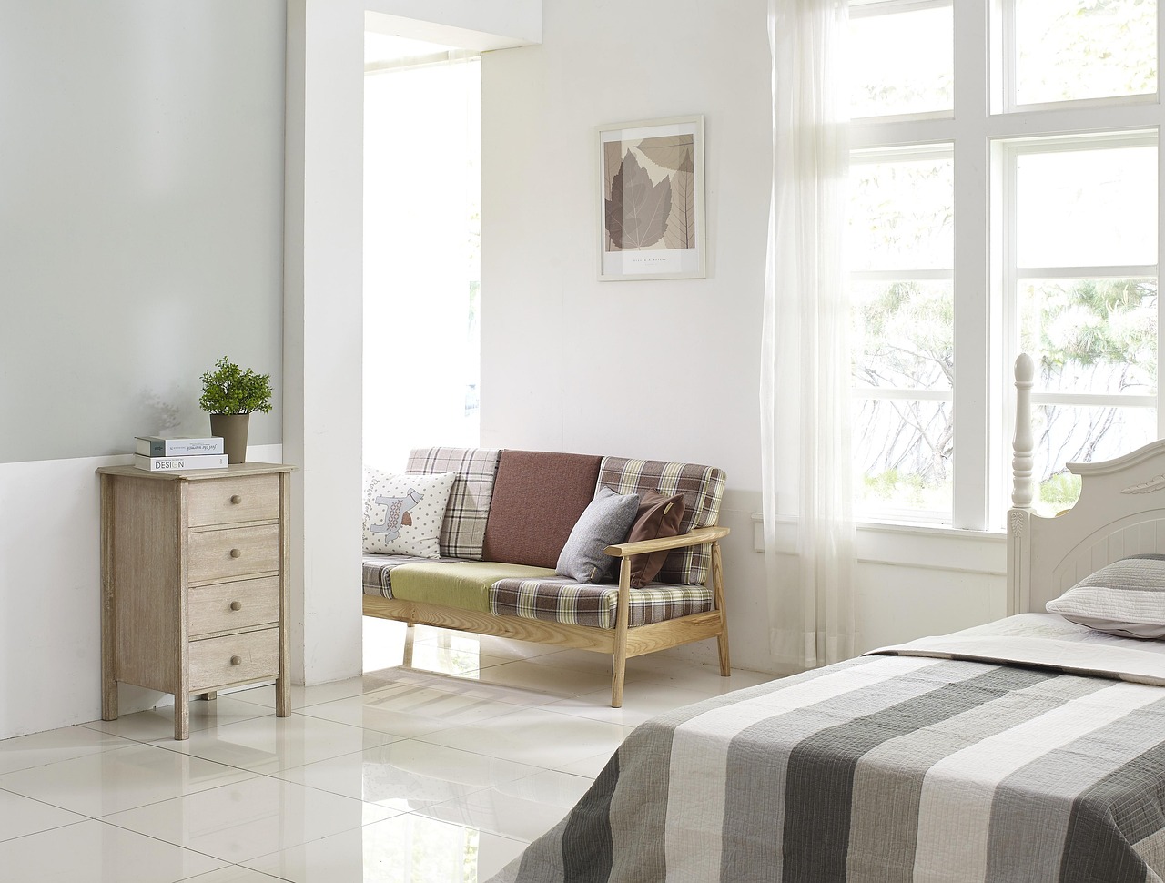 Luxueuze slaapkamer met dusty pink en messing accenten.