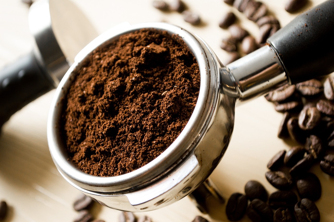 Mensen genieten samen van koffie in keuken. Mensen genieten samen van koffie in keuken.