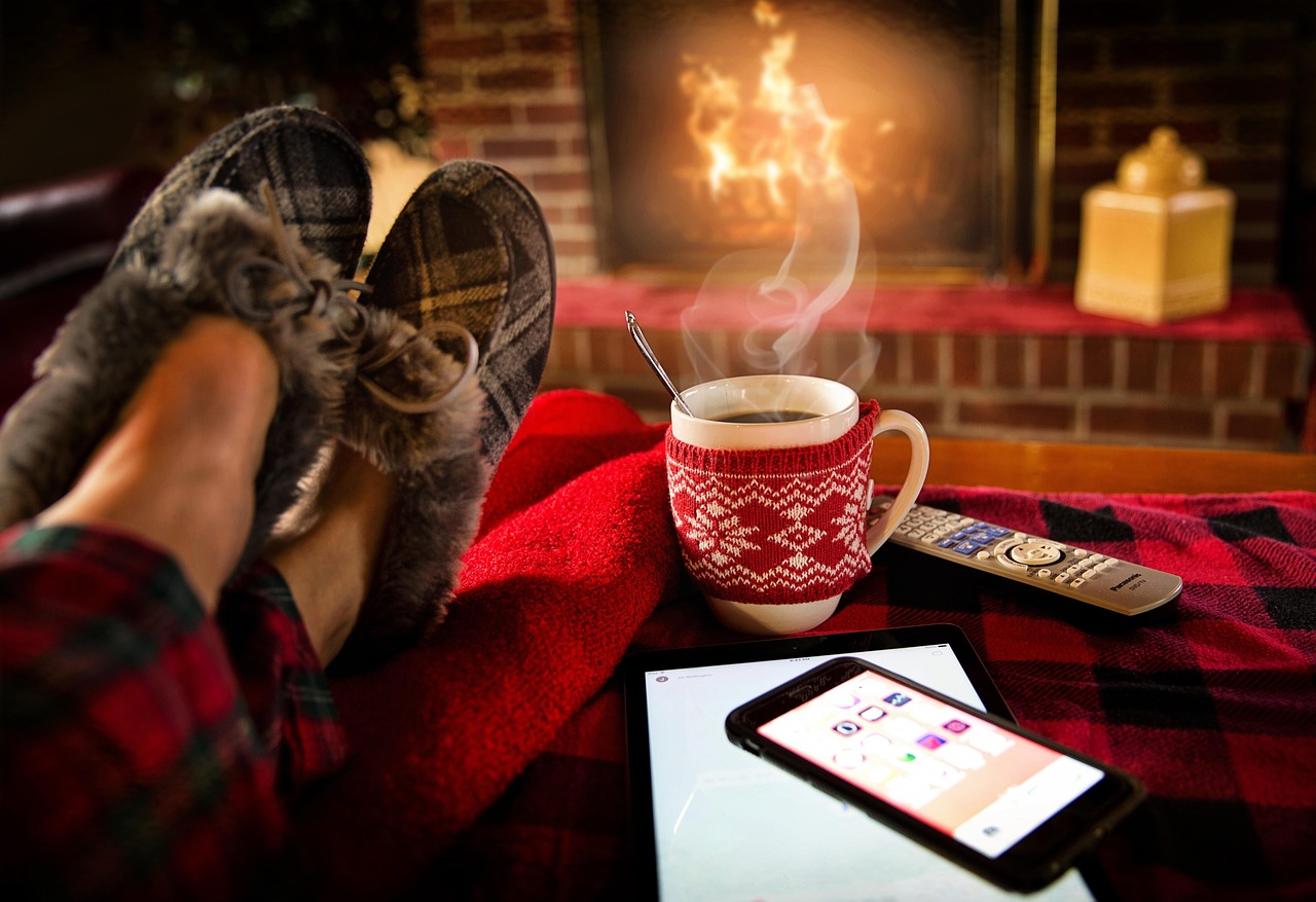 Man mediteert als weekendritueel voor ontspanning. Man mediteert als weekendritueel voor ontspanning.
