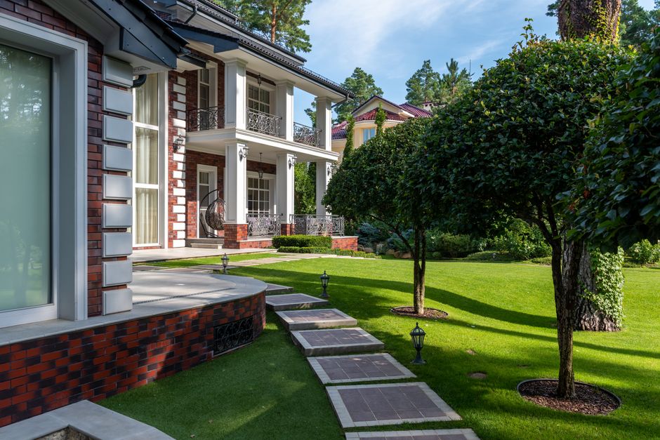 Strakke voortuin met grind en kleine planten. Strakke voortuin met grind en kleine planten.