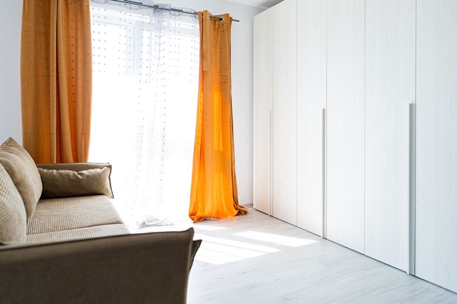 Frisse lente look met oranje gordijnen. Frisse lente look met oranje gordijnen.