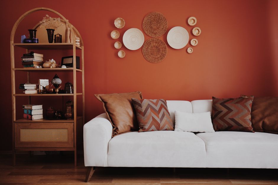 Eettafel met herfstkleurige accessoires en kaarsen.