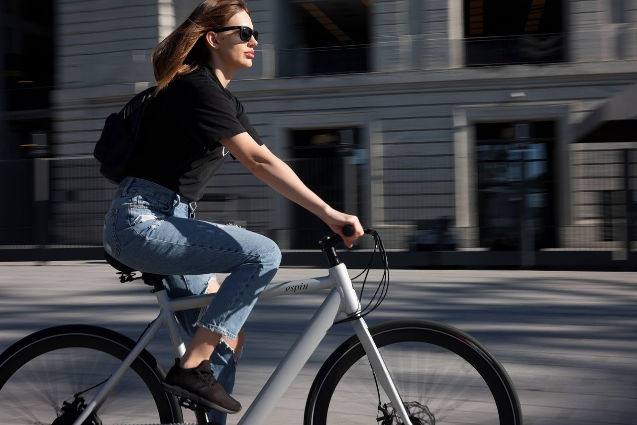 Regenjassen van gerecycled materiaal op terras