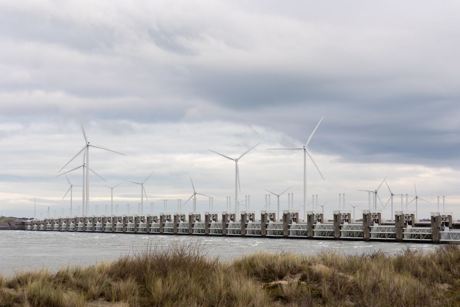 Duurzame regenjassen hangen aan balkonreling