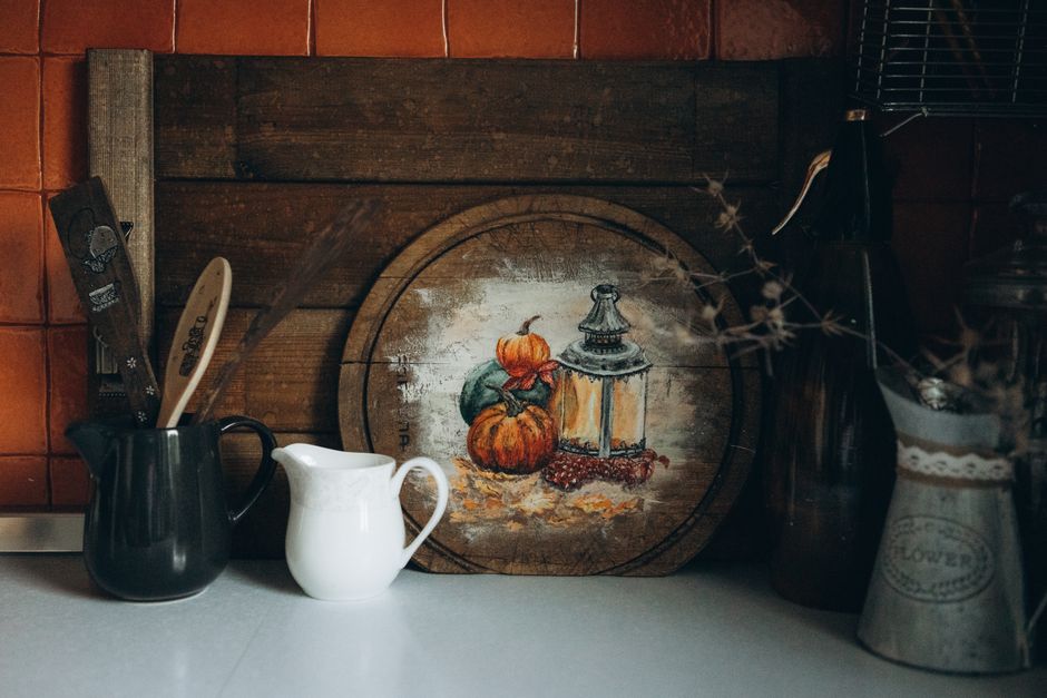 Warme herfsttheedoeken hangen aan haakjes. Warme herfsttheedoeken hangen aan haakjes.