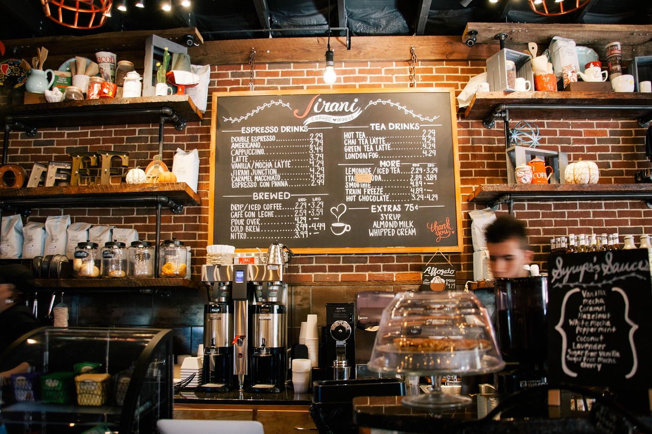 Stijlvolle koffienis met vintage mokken en decoraties.