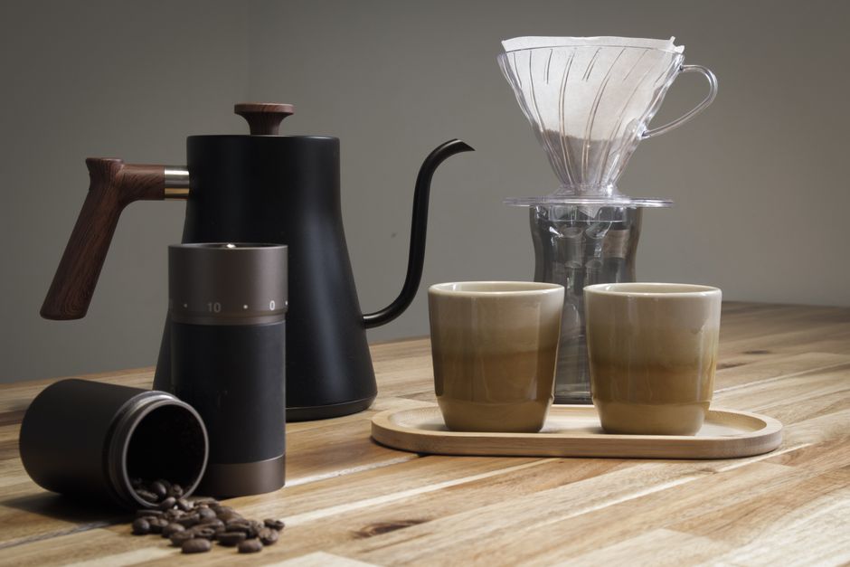 Warme verlichting boven stijlvolle koffiebar.