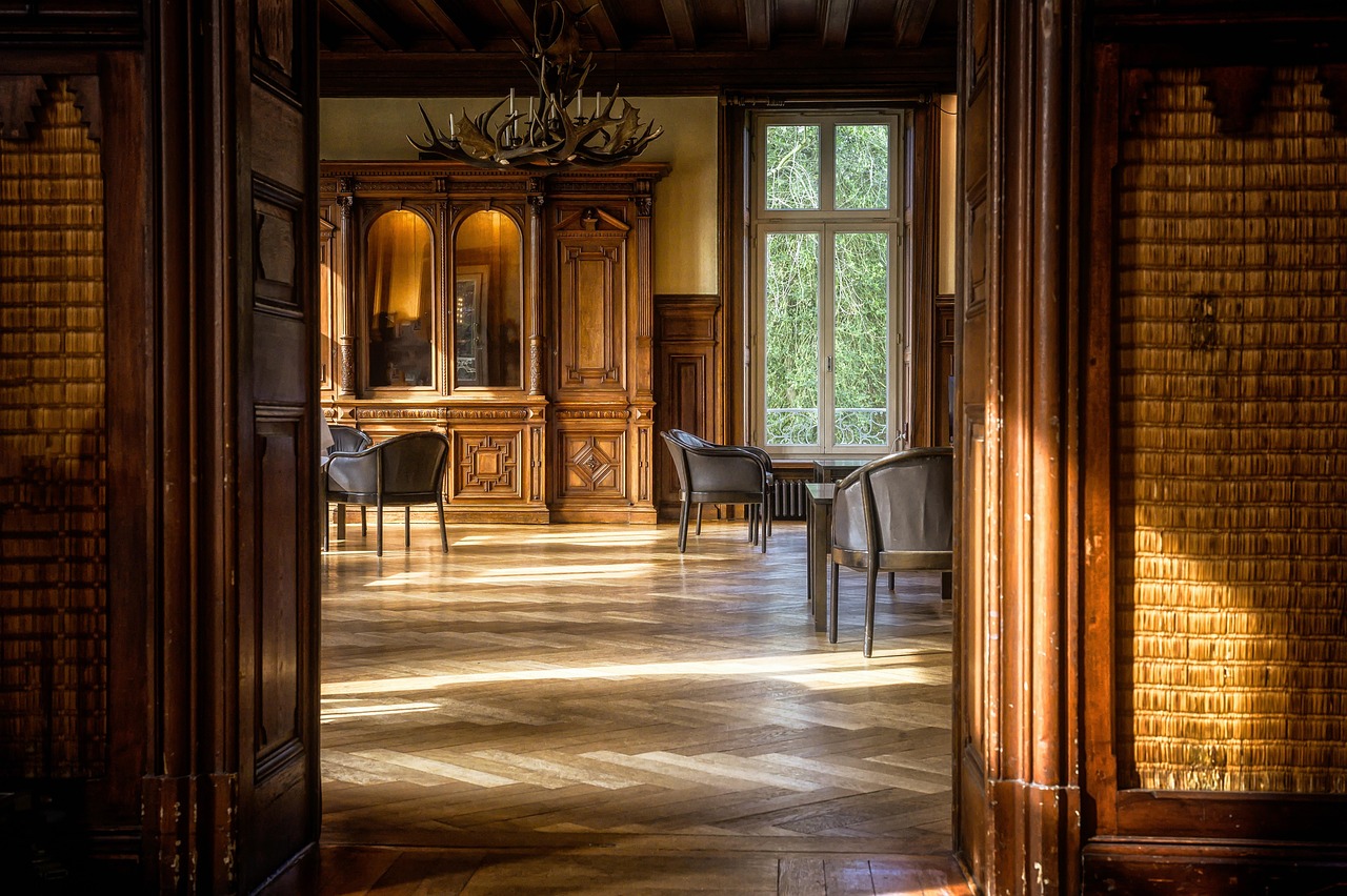 Gezellige woonkamer met houten meubelstukken. Gezellige woonkamer met houten meubelstukken.