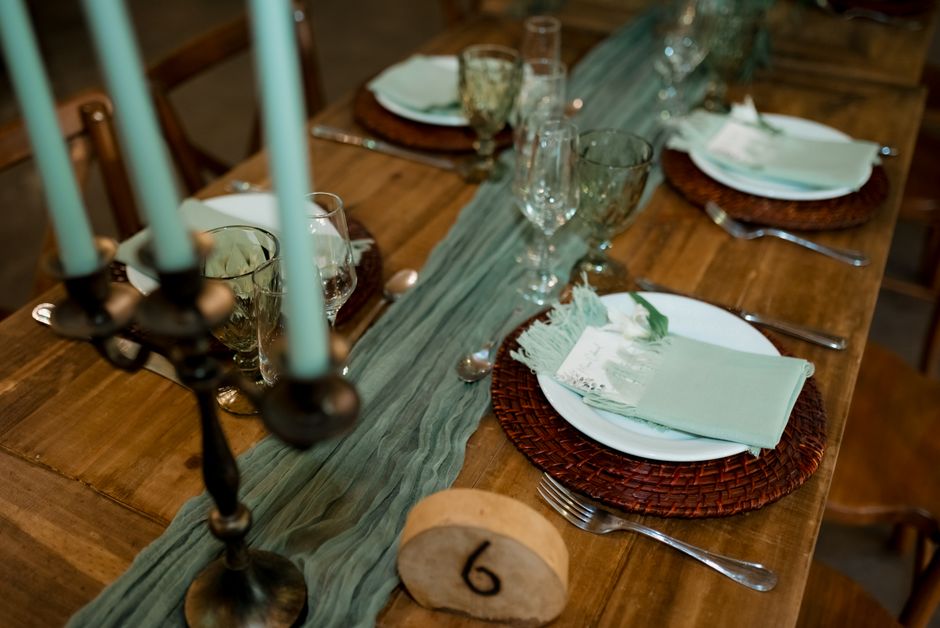 Gezellige herfsttafel met roodbruin tafellinnen en borden. Gezellige herfsttafel met roodbruin tafellinnen en borden.